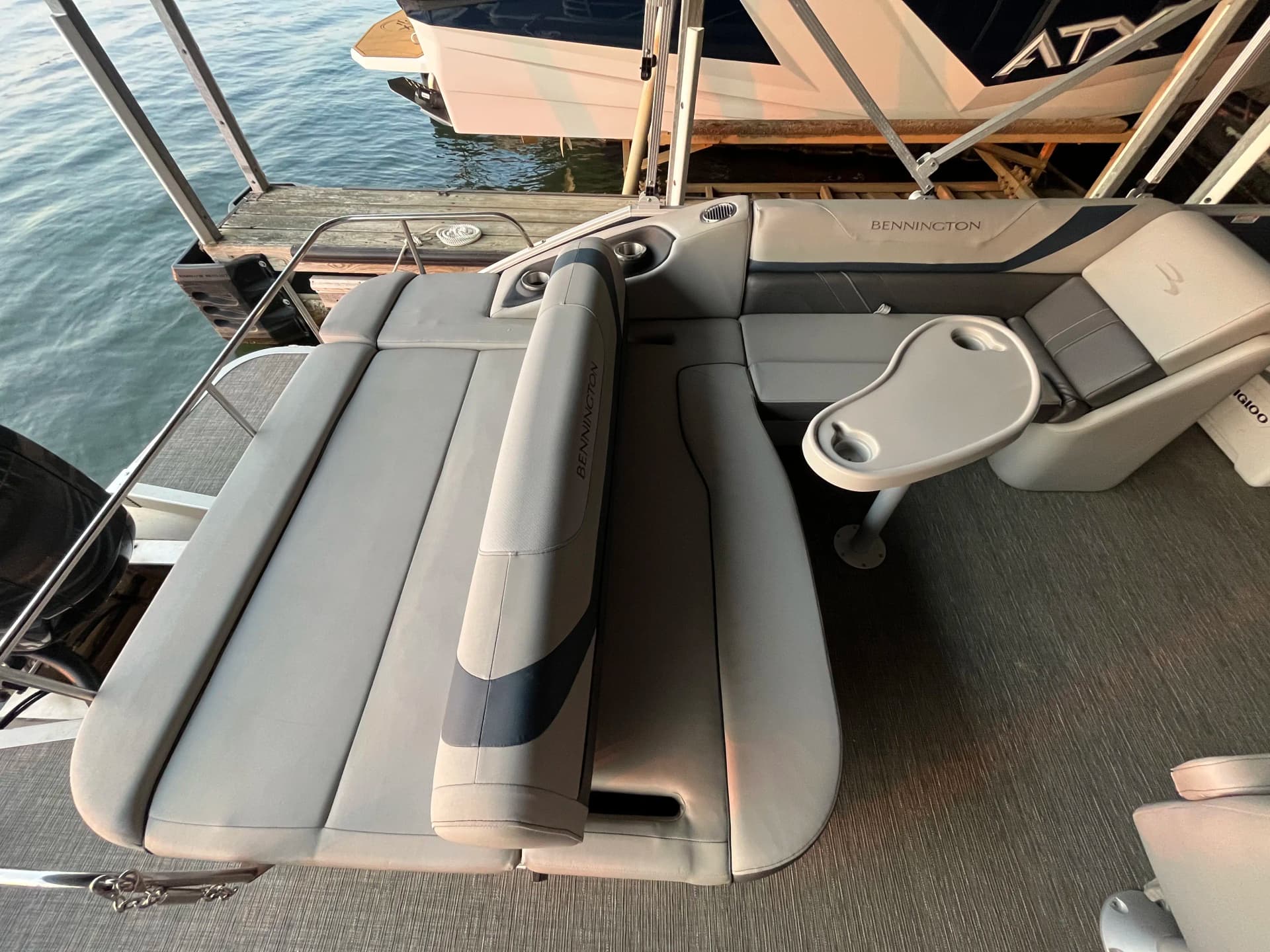 Bennington Swingback pontoon boat available for rental on Lake Wylie