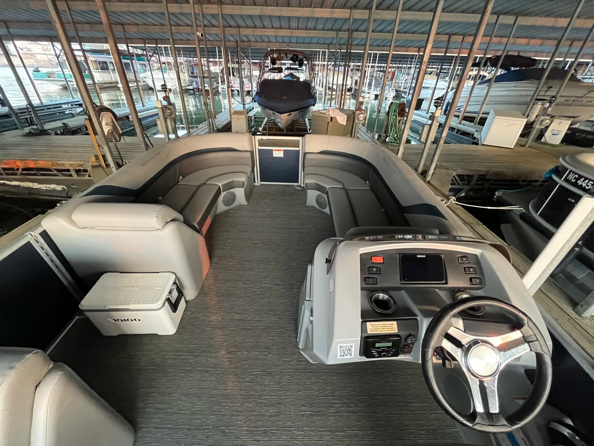 Bennington Swingback pontoon boat available for rental on Lake Wylie