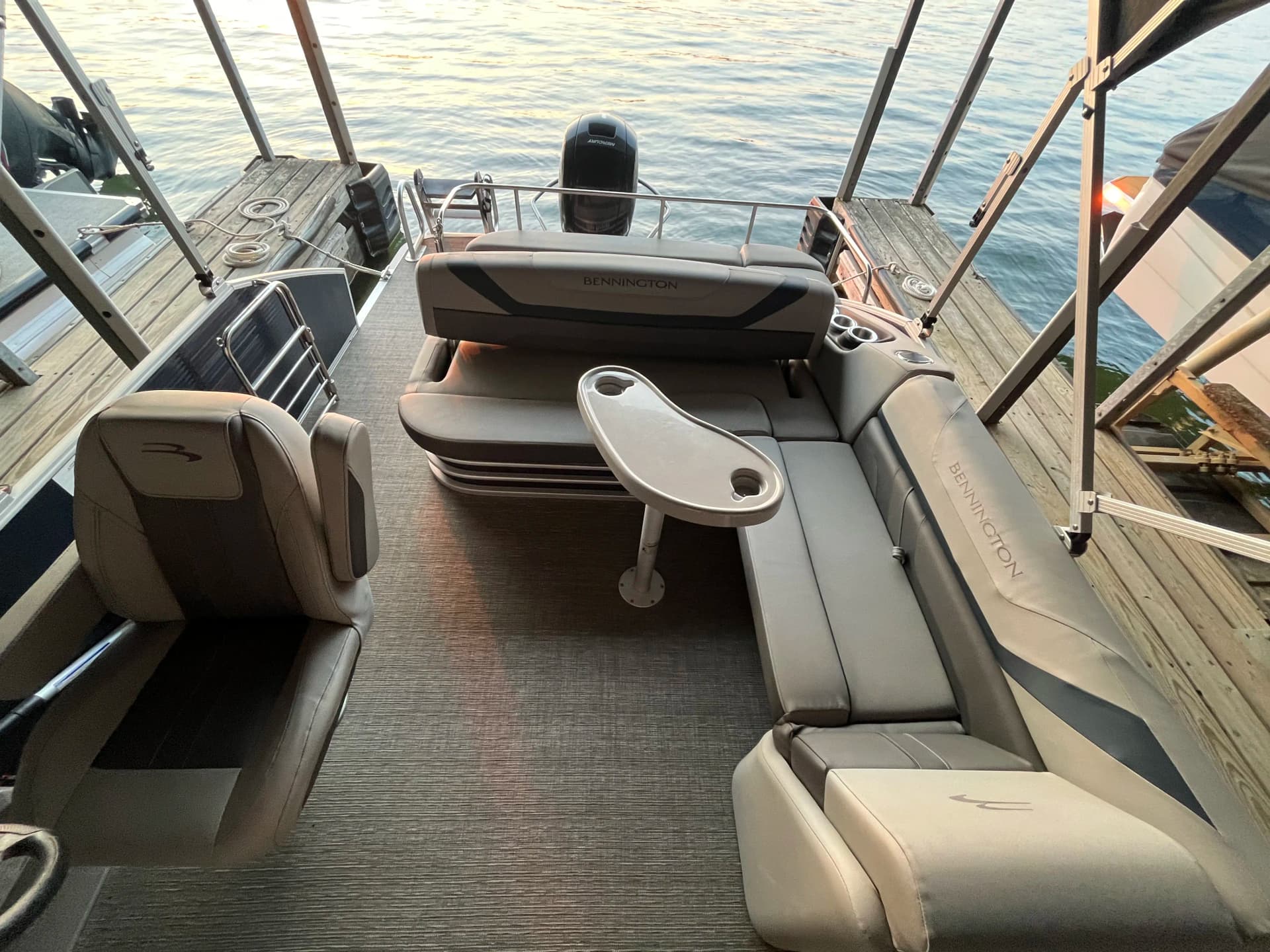 Bennington Swingback pontoon boat available for rental on Lake Wylie